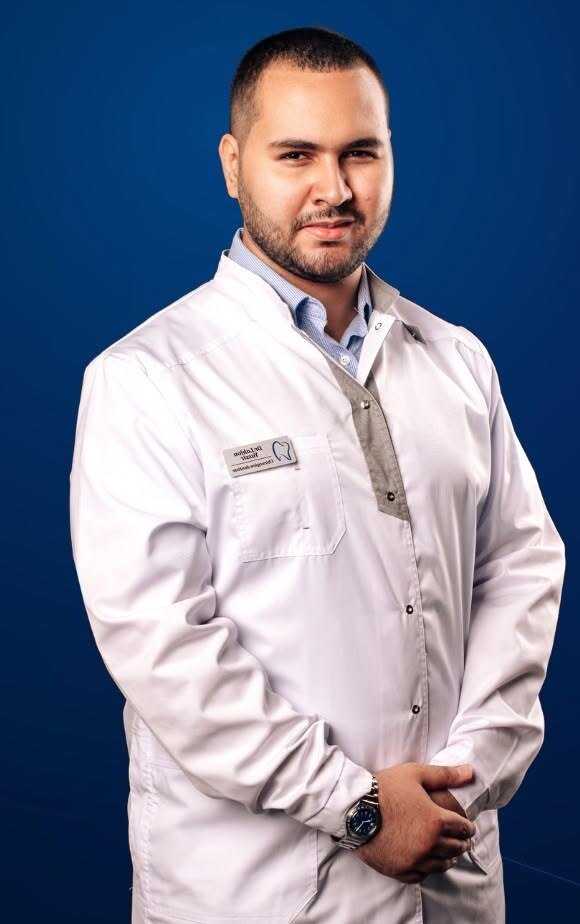 Portrait du Dr Yassir Lahlou, chirurgien-dentiste au Centre Dentaire Lahlou à Beni Mellal, en blouse blanche